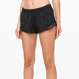 Lululemon black cheetah hotty hot size 4 low rise 2.5 inseam